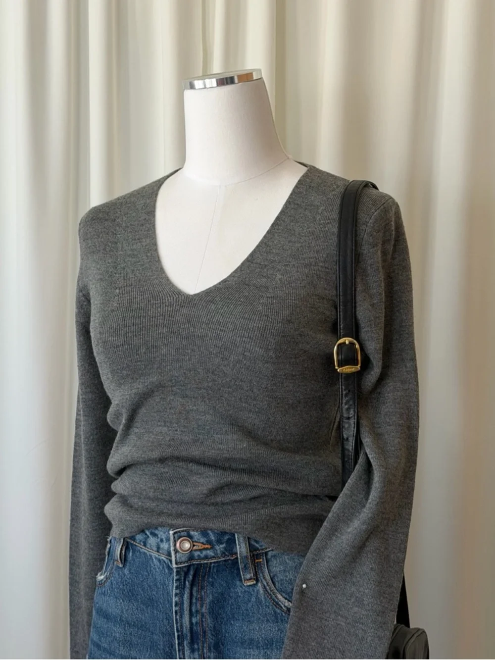 NWT Ann Taylor LOFT Merino Wool Blend V-Neck Sweater Gray Small. - Picture 2 of 11